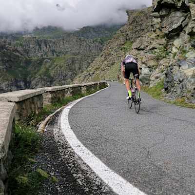 Radsportler auf dem Weg hinauf zum Pian del Re in Italien.