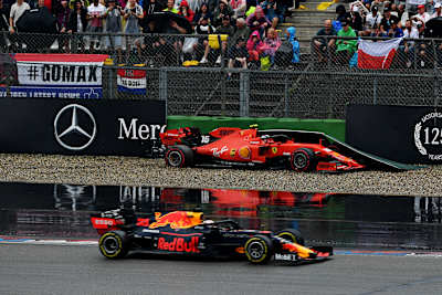 Max Verstappen, 28 Temmuz 2019 tarihinde Almanya'nın Hockenheim kentindeki Hockenheimring'de düzenlenen Almanya F1 Grand Prix'sinde kaza yapan Charles Leclerc'i geçiyor.