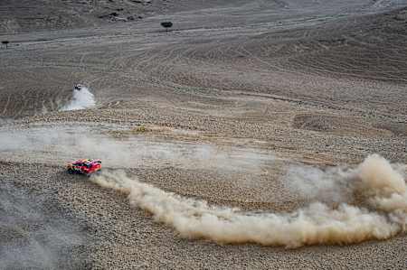 Sébastien Loeb et son copilote Daniel Elena roulent dans le Hunter du Bahrain Raid Xtreme Team pendant la cinquième spéciale du Dakar 2021 entre Riyadh et Al Qaisumah en Arabie Saoudite.