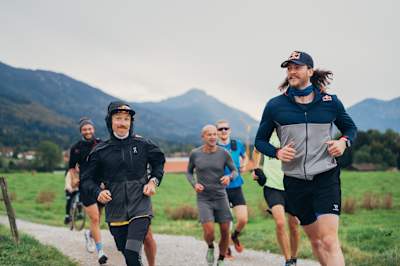 El ultrarunner Florian Neuschwander está acompañado por el profesional del hockey sobre hielo Konrad Abeltshauser mientras corre una carrera.