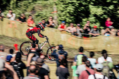 Le Britannique Josh Bryceland roule sur la piste de la Coupe du Monde de VTT à Mont Sainte Anne.
