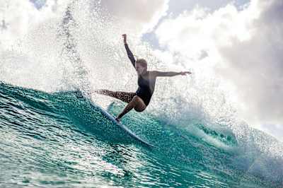 Stephanie Gilmore réalise un snap frontside lors d'une session de surf. 