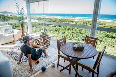 Adriano de Souza se prepara en Florianópolis, Brasil.