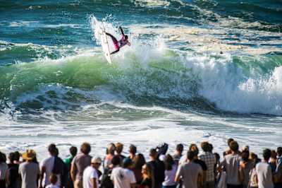 한 명의 서퍼와 지켜보는 사람들