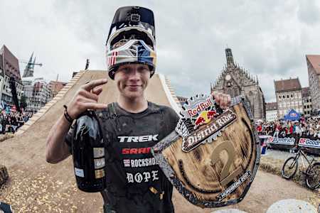 Emil Johansson de Suecia posa para una fotografía durante la ceremonia de premiación en el Red Bull District Ride 2017 en Nuremberg, Alemania, el 2 de septiembre de 2017. 