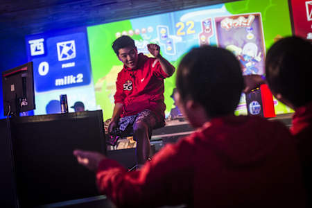 2015年12月に開催された、Red Bull 5G 2015の『ぷよぷよテトリス』決勝戦の様子。写真中央は"あめみやたいよう"選手。