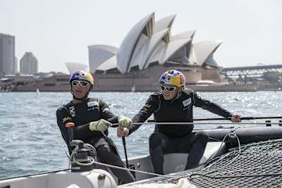 Roman Hagara und Hans-Peter Steinacher vor der weltberühmten Oper in Sydney.