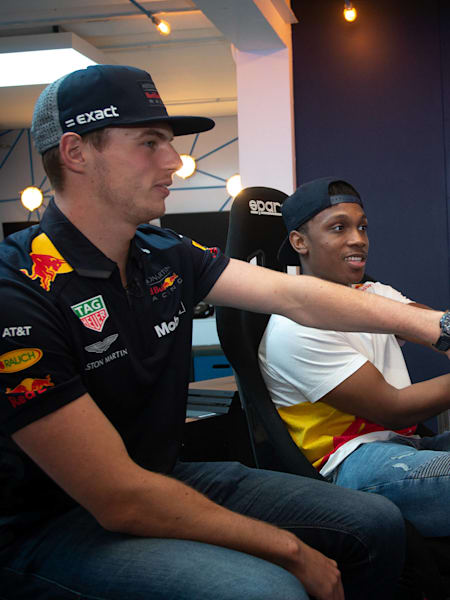 Max Verstappen y Hashtag Ryan en un evento de Red Bull Gaming en el Red Bull Gaming Sphere, Londres. Te presentamos los mejores juegos cooperativos de sofá para Xbox Series X/S.