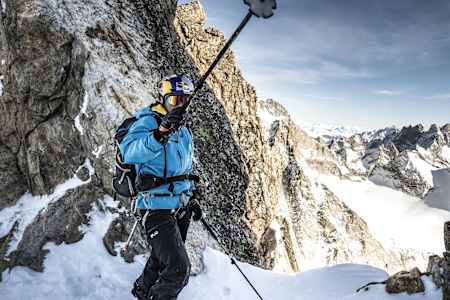 Un skieur en randonnée sur les hauteurs enneigées.
