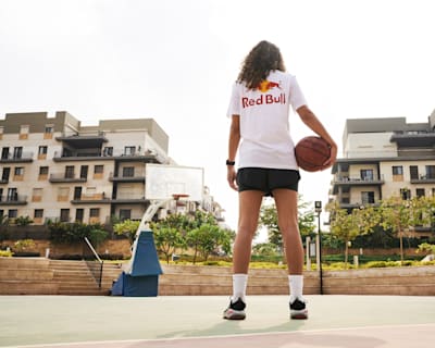 3x3-Profi-Basketballerin Nadine Selaawi steht auf einem Basketball Platz in Kairo, Ägypten für ein Foto bereit.