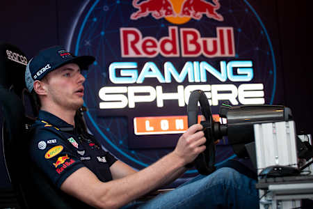 Max Verstappen jugando en el Red Bull Gaming Sphere de Londres. Te presentamos los mejores juegos de carreras para PSVR. 