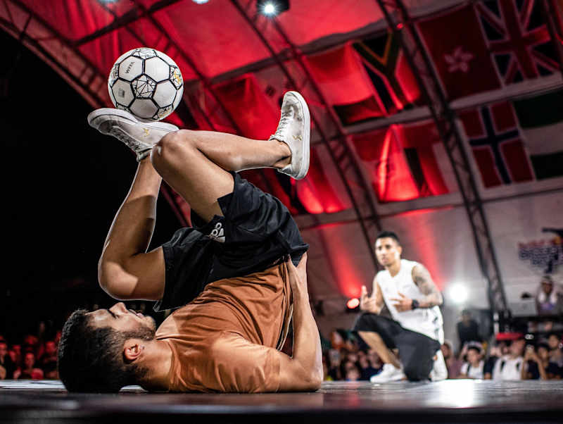 フリースタイルサッカー | Red Bull