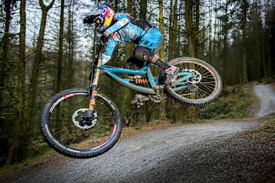 La rideuse anglaise Tahnee Seagrave ride en VTT à Llangynog au au Pays de Galles en 2017.