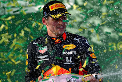 Le néerlandais Max Verstappen célèbre sur le podium pendant le Grand Prix de F1 d'Australie sur le circuit de l'Albert Park à Melbourne.
