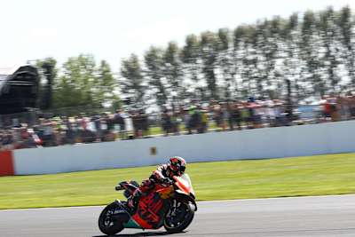 Johann Zarco roule sur le sur le circuit de Silverstone lors du Grand Prix de MotoGP de Grande-Bretagne. Zarco a annoncé son départ du team Red Bull KTM Factory.