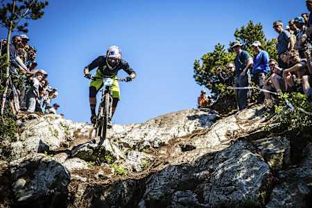 Le rider de VTT Curtis Keene en course lors du Crankworx Enduro 2013 à Whistler, au Canada.
