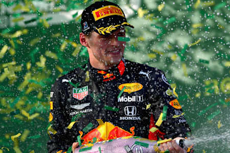 Le néerlandais Max Verstappen célèbre sur le podium pendant le Grand Prix de F1 d'Australie sur le circuit de l'Albert Park à Melbourne.