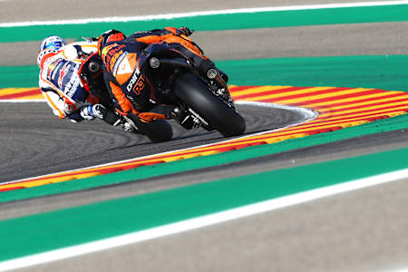 Los pilotos Álex Márquez (Honda) y Pol Espargaró (KTM) durante el Gran Premio de Aragón 2020, en el Circuito de MotorLand Aragón.