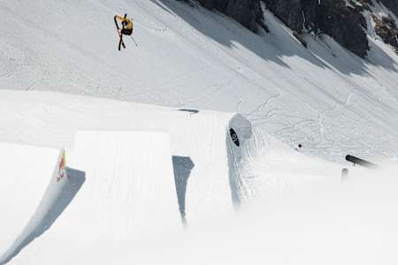 Oskar Mandin s'envole en snowboard lors de l'édition 2021 du Red Bull Infinite Lines à Avoriaz en France.