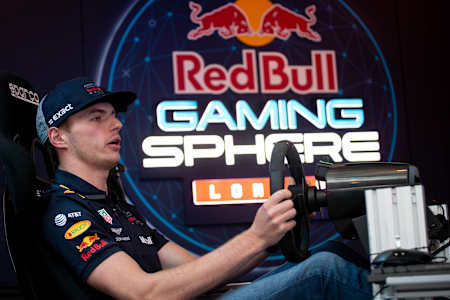 Max Verstappen jugando en el Red Bull Gaming Sphere de Londres. Te presentamos los mejores juegos de carreras para PSVR. 