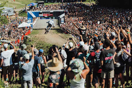 Le cycliste canadien Finn Iles descend la piste pendant la course de descente de la Coupe du monde UCI de VTT 2022 à Mont-Saint-Anne, au Canada.