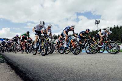 Start des Herrenrennens beim UCI World Cup 2021 in Nove Mesto, Tschechien.