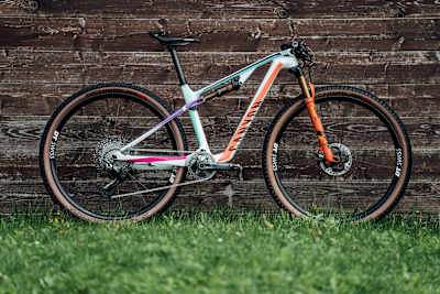 Emily Battys Canyon Mountainbike, das sie in Nove Mesto, Tschechien, im Mai 2021 fuhr.