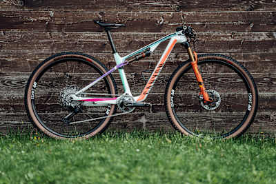 La bicicleta de montaña Canyon de Emily Batty, vista en Nove Mesto, República Checa, en mayo de 2021.