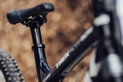 Le collier de tige de selle sur le VTT Trek Session de Kade Edwards.
