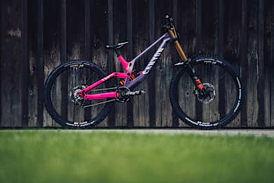 タニー・シーグレイブのダウンヒルマウンテンバイクCanyon Sender CFR