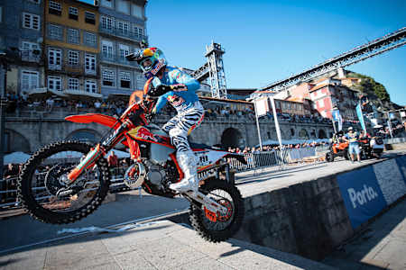 Taddy Błażusiak w goglach Scott Prospect i ciuchach Fox