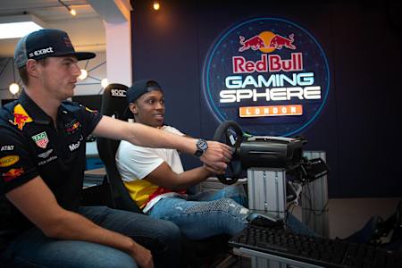 Max Verstappen und Hashtag Ryan bei einem Red Bull Gaming Event im Red Bull Gaming Sphere, London. Wir stellen euch die besten Couch-Koop-Spiele für Xbox Series X/S vor.