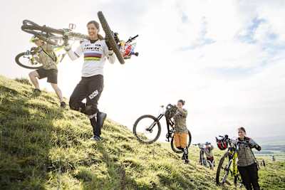 Rachel Atherton y otros atletas se preparan para el Red Bull Foxhunt.