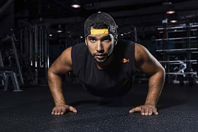 Le rider de BMX Mansour Al Safran fait une pompe lors d'un entrainement.