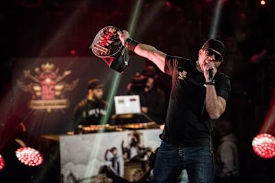 Joey Starr hosteando la batalla