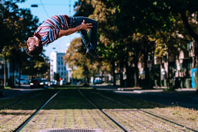 Luka da un salto mortal hacia atrás sobre las vías del tren.
