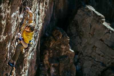 Alex klettert die Route Necessary Evil in Arizona im zweiten Versuch.