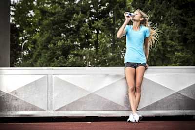 Konstanze Klosterhalfen toma un trago durante el entrenamiento.