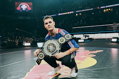 Bnet posa para la foto con el cinturón de campeón internacional de Batalla de los Gallos en Madrid, España, el 30 de noviembre de 2019.