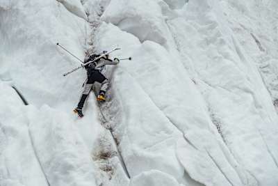 Andrzej Bargiel escala una pared de hielo durante su primer intento de ascenso al K2 en Pakistán, el 25 de junio de 2018.