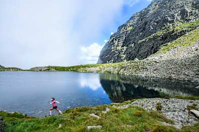 Denisa Dragomir, campioana europeană la Skyrunning, a cucerit trei vârfuri de peste 2.500m din Masivul Făgăraș, într-un timp record de 1 oră și 52 de minute.