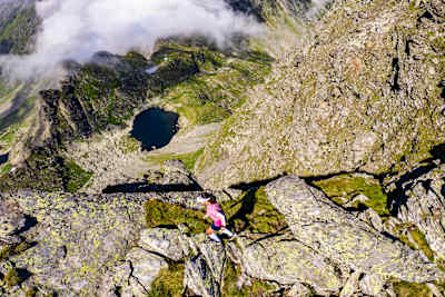 Denisa Dragomir, campioana europeană la Skyrunning, a cucerit trei vârfuri de peste 2.500m din Masivul Făgăraș, într-un timp record de 1 oră și 52 de minute.