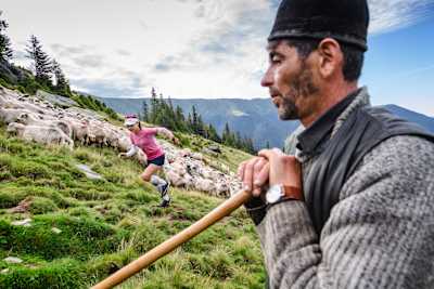Denisa Dragomir, campioana europeană la Skyrunning, a cucerit trei vârfuri de peste 2.500m din Masivul Făgăraș, într-un timp record de 1 oră și 52 de minute.
