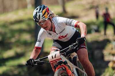 Emily Batty  performt beim UCI Cross-Country World Cup 2021 in Albstadt, Deutschland.