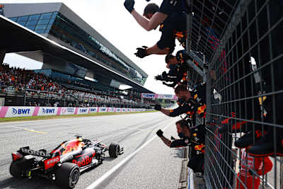 Max Verstappen siegt, das Red Bull Racing Team feiert