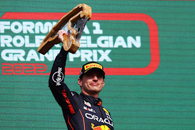 Max Verstappen ergue o troféu de vencedor do GP da Bélgica 2022