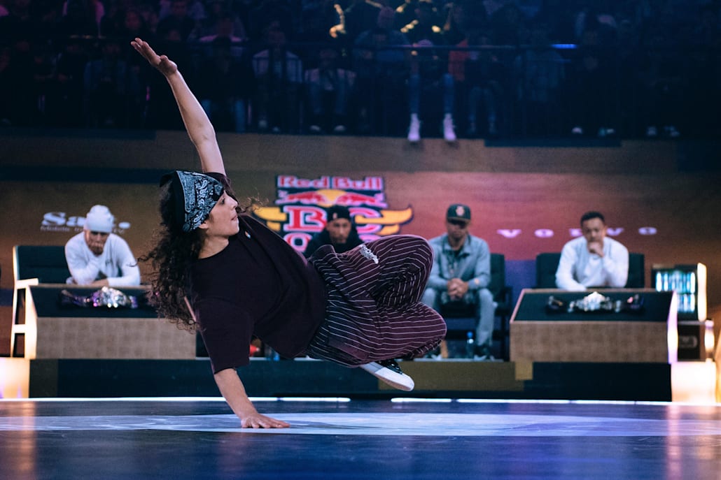 San Andrea hace footwork en el suelo.