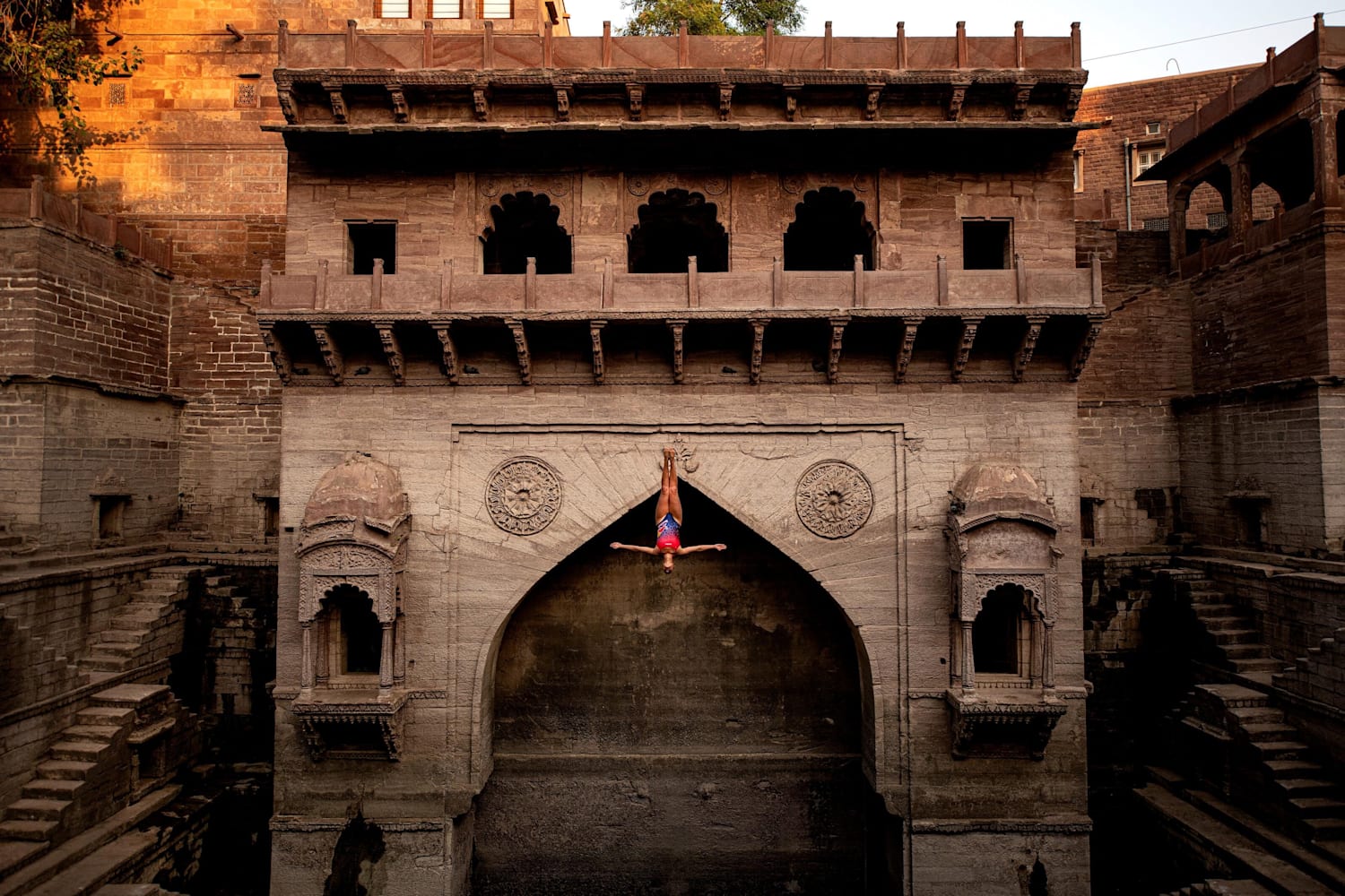 Saltos incríveis em um dos poços mais antigos da Índia