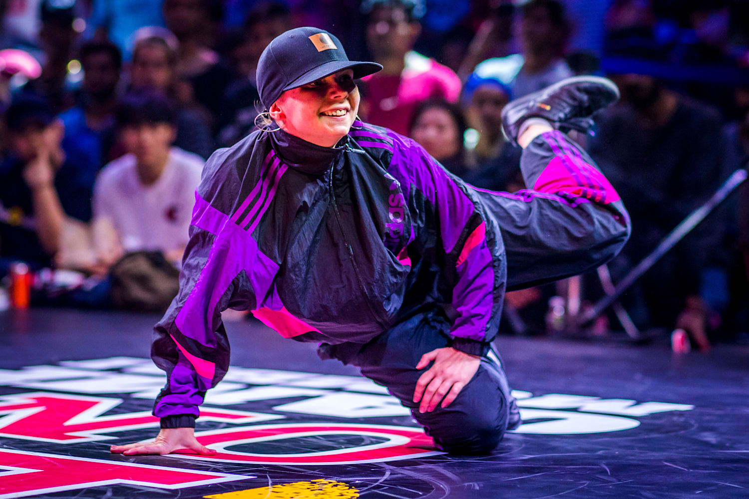 B-girl Mess gaat los in Red Bull BC One World Final