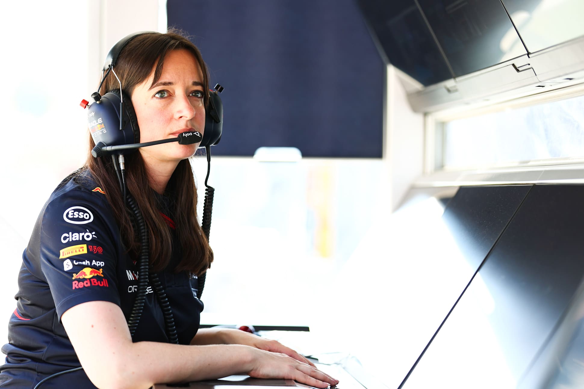 Hannah Schmitz en el Pit Wall de Red Bull Racing